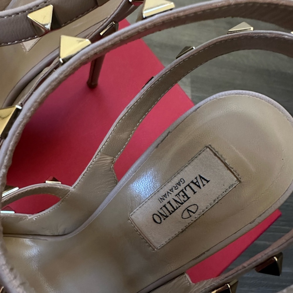 Valentino Garavani Rockstud Patent Leather Slings size 39 Preowned - Picture 9 of 13
